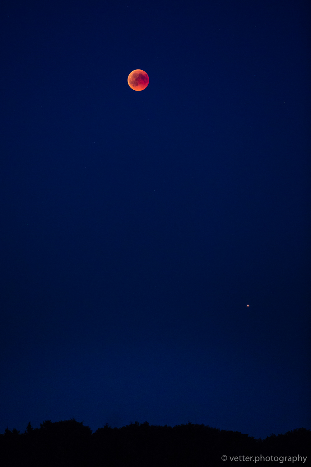 Der Mond, vollständig im Schatten der Erde. Unten rechts ist der Mars zu erkennen.